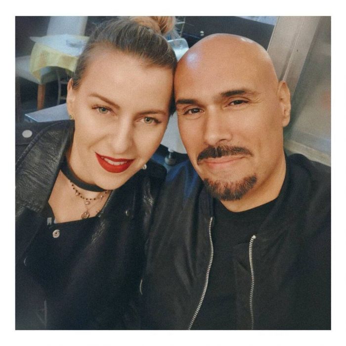 Mε την αγαπημένη του σύζυγο. Σύντομα θα φέρει στον κόσμο τη δεύτερη κορούλα τους.