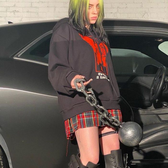 H Billie Eilish άλλαξε τα μαλλιά της και πλέον είναι μία άλλη.