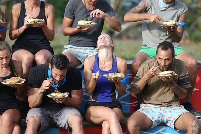 Και όπως θα δεις και στο βίντεο της αποχώρησής της, η Σόφη Πασχάλη στο τέλος του λόγου της, λέει απλά «χάρηκα που γνώρισα κι εσάς», στρέφοντας το βλέμμα της προς τους Μαχητές.
