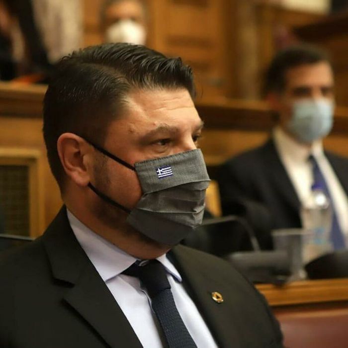 Παρά το αυστηρό του προσωπείο, είναι ολοφάνερο ότι παραμένει ερωτευμένος με τη σύζυγό του.