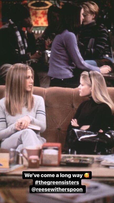 Σκηνές από τα Friends όπου η Reese υποδύθηκε τη μικρότερη αδερφή της Jennifer.