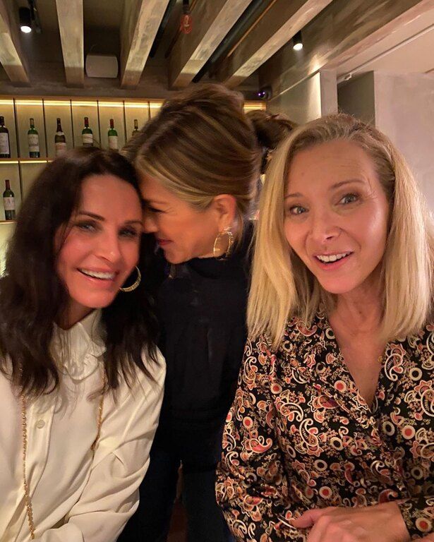 Mε τις δύο κολλητές της από τα Friends.