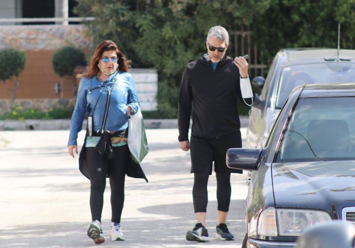 Έλενα Παπαρίζου: Με αθλητικό κολάν σε σπάνια έξοδο με τον σύζυγό της (photos)