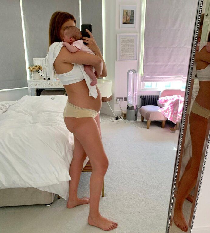 Η ηθοποιός Millie Mackintosh με την λίγων ημερών κόρη της.