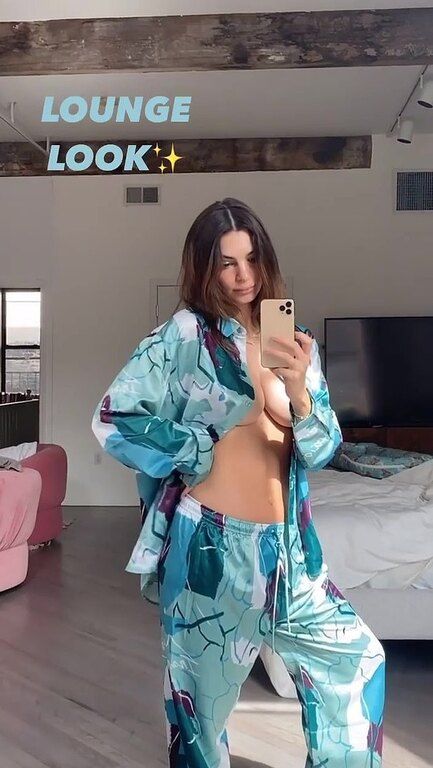 Και εδώ η κοιλιά της Emily... 11 μέρες μετά τη γέννα! Μάλιστα...