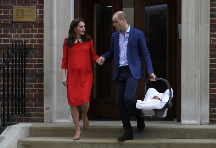 Ακόμη και η Kate Middleton δεν έκανε καμία προσπάθεια να κρύψει την κοιλίτσα της κατά την έξοδό της από το μαιευτήριο!