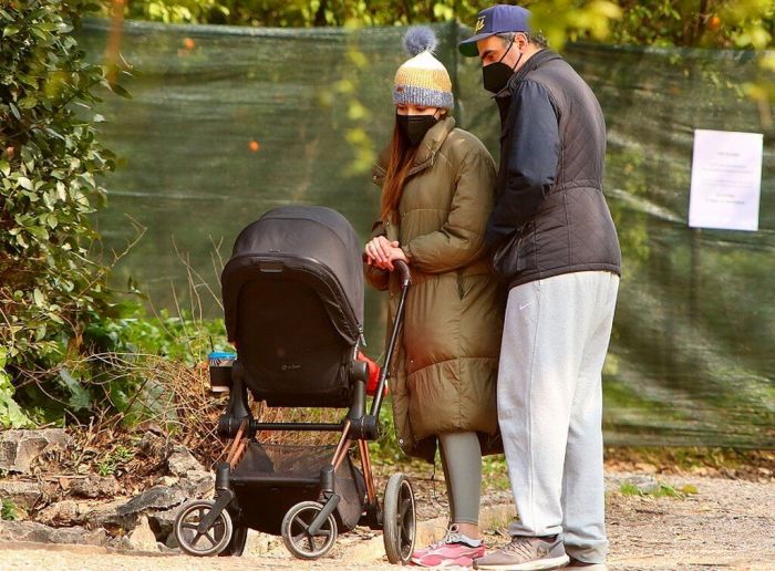 Η σπάνια έξοδος της Νικολέττας Ράλλη με τον σύζυγό της και την κόρη τους (pics)