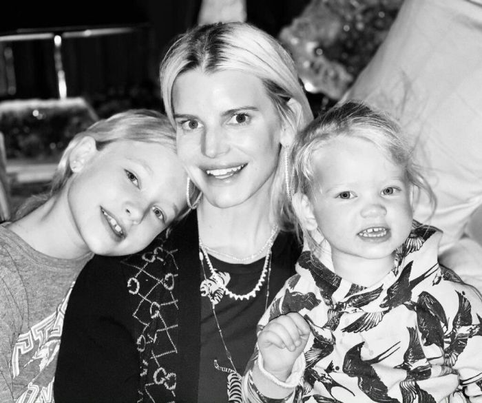 Ο λόγος για την Jessica Simpson και τα παιδιά της, την 8χρονη Maxwell Drew και τον 7χρονο Ace Knute.