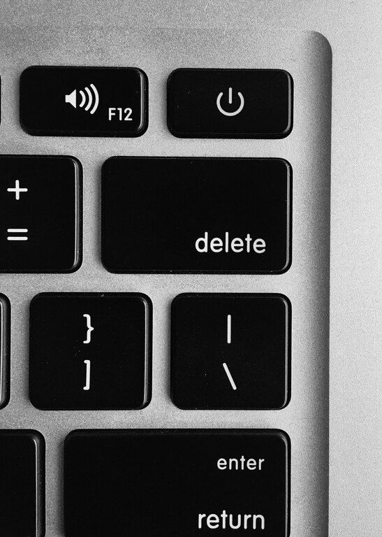 Και τελικά τι πρέπει να κάνεις;
Πάτα το delete ή το Unfriend ή όπως αλλιώς θέλεις πες το, για να ησυχάσεις επιτέλους.