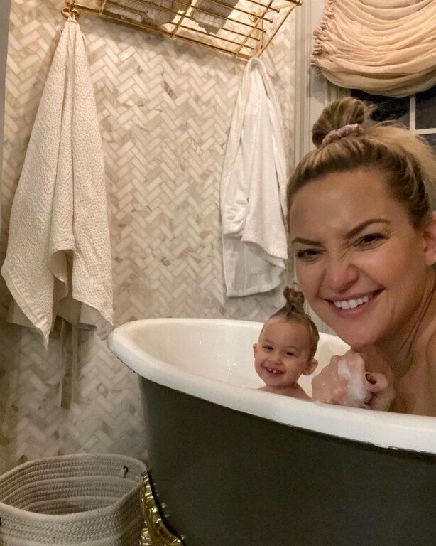 H Kate Hudson είναι όμορφη, κουλ και πάρα πολύ σέξι. Επίσης είναι μία υπέροχη μαμά. Εδώ με τη δύο ετών Rani.