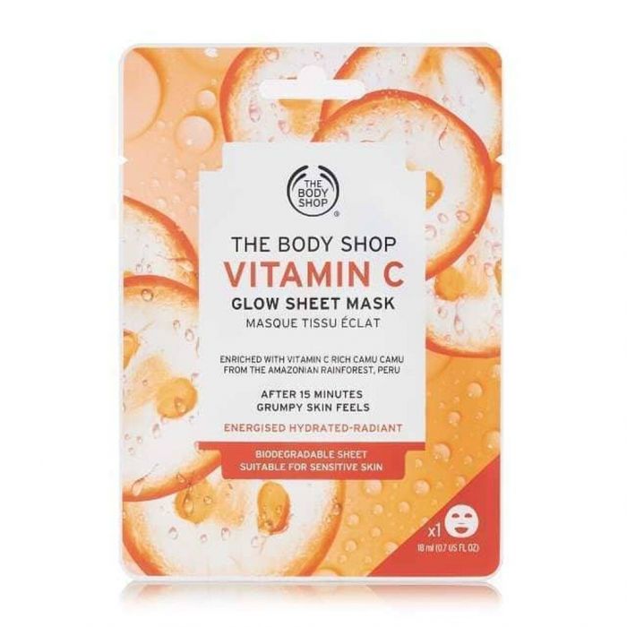 THE BODY SHOP, VITAMIN C GLOW SHEET MASK: Μάσκα με βιταμίνη C, που ενυδατώνει και ενεργοποιεί την επιδερμίδα, ενισχύοντας τη φυσική της λάμψη.