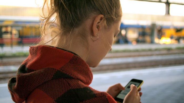 3) Θα αργήσεις να ξεπεράσεις την όλη κατάσταση.
Με το να σκέφτεσαι τι πήγε λάθος και πώς θα ανακτήσεις επαφές με τον πρώην, μόνο κακό κάνεις στον εαυτό σου. Στόχος είναι να γυρίσεις σελίδα και να προχωρήσεις άμεσα τη ζωή σου.