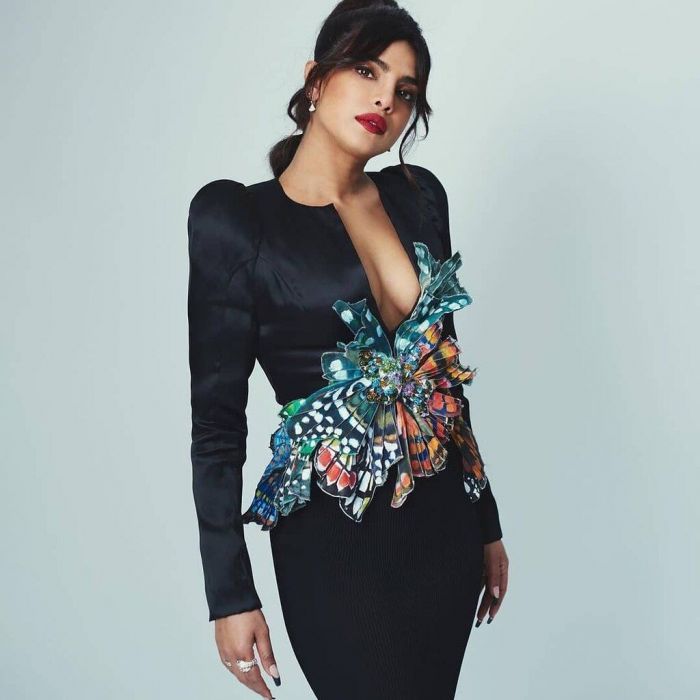 Priyanka Chopra. Με έντονο κόκκινο κραγιόν και on trend bubble braid!
