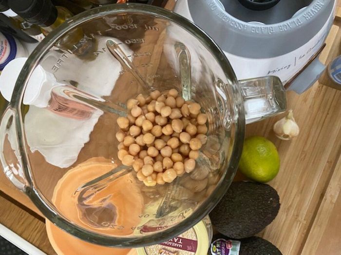 Συνταγή για μαγικό Avocado Hummus μέσα σε 5 λεπτά
