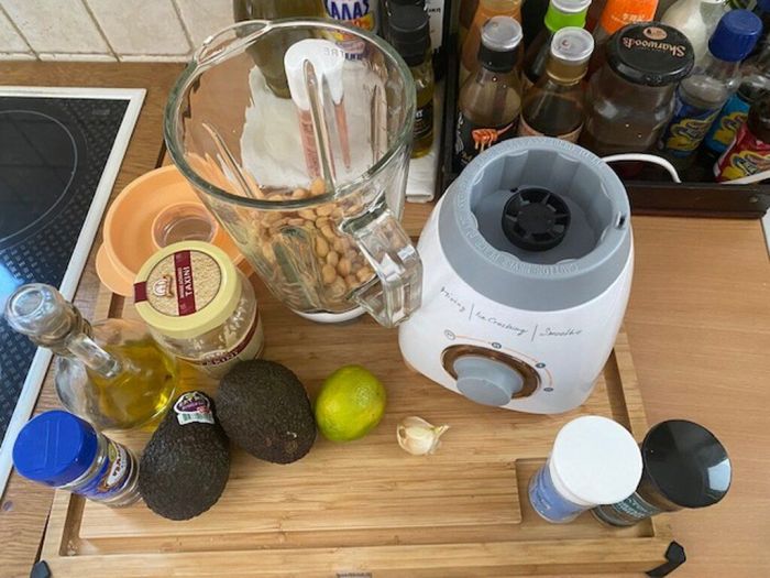 Συνταγή για μαγικό Avocado Hummus μέσα σε 5 λεπτά