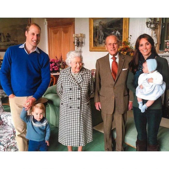 Φίλιππος και Ελισάβετ με τον εγγονό τους William και την Kate Middleton το 2015 που μόλις είχε γεννηθεί η πριγκίπισσα Charlotte.