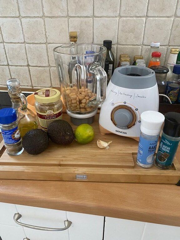 Συνταγή για μαγικό Avocado Hummus μέσα σε 5 λεπτά