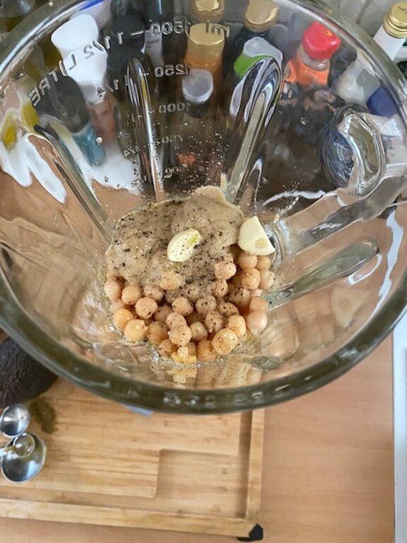 Συνταγή για μαγικό Avocado Hummus μέσα σε 5 λεπτά