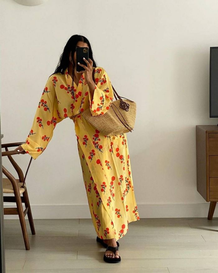 Μεταξωτή ρόμπα:
Το Σκανδιναβικό brand Bernadette είναι γνωστό για τα floral μεταξωτά φορέματά του. @monikh