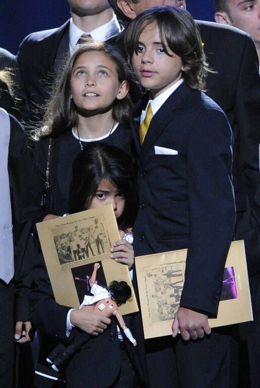 12 χρόνια πέρασαν από την ημέρα που η Paris, Michael Joseph 'Prince' Jackson Jr και ο μικρός Prince Michael 'Blanket' Jackson II είπαν το τελευταίο αντίο στον μπαμπά τους...