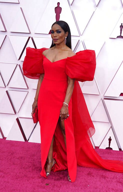 Η Angela Bassett με φόρεμα Alberta Ferretti