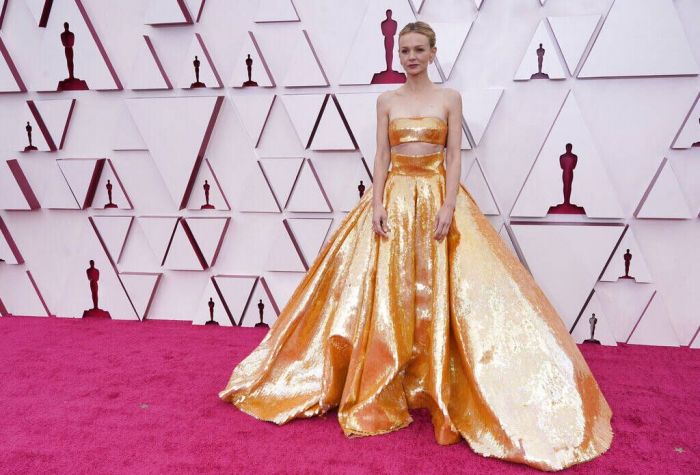H Carey Mulligan με φόρεμα Valentino Couture