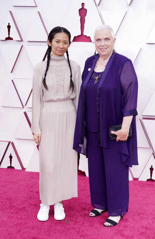 Η Chloe Zhao με φόρεμα Hermes και η Charlene Swankie