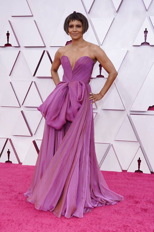 Η Halle Berry με φόρεμα Dolce & Gabbana