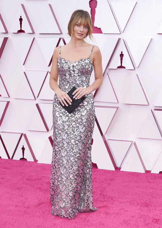 H Margot Robbie με φόρεμα Chanel
