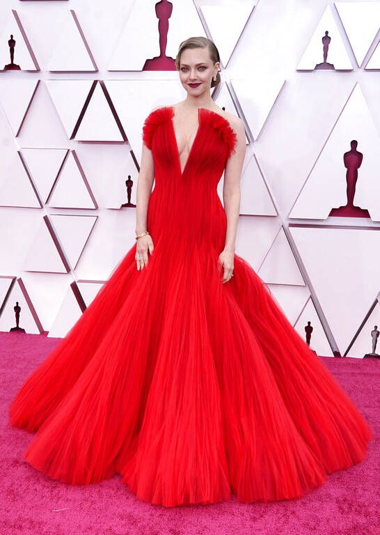 H Amanda Seyfried με φόρεμα Armani Privé