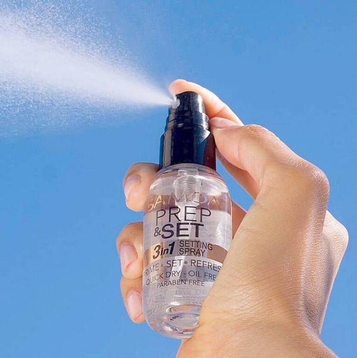#5 Μην ξεχάσεις το setting spray. Είναι το μυστικό των περισσότερων stars για πολύ μεγάλη διάρκεια του μακιγιάζ.
@cosmeticspourellee