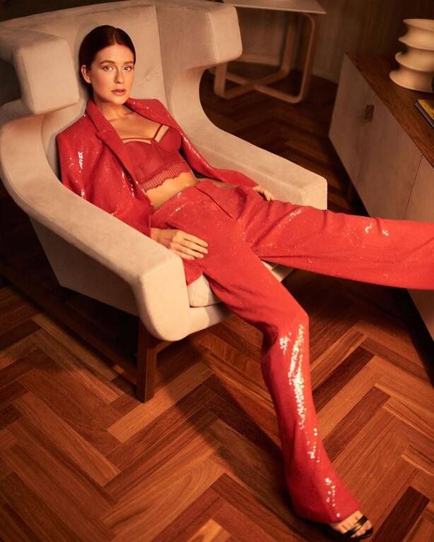 Και σε ένα total red look το παντελόνι είναι που κάνει τη διαφορά @marinaruybarbosa