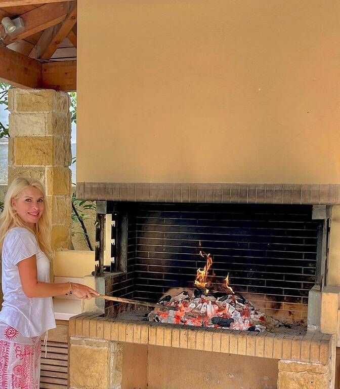 Και τότε η Ελένη έκανε την αποκάλυψη: "Έχω βάλει και στον φούρνο με πατάτες. Κάτσε να δούμε πώς θα τα πάμε στο ψήσιμο της σούβλας. Με τον παππού Στέλιο να έχει μείνει στην Κάρυστο, δεν ξέρω αν θα μας πετύχει τόσο καλά".
