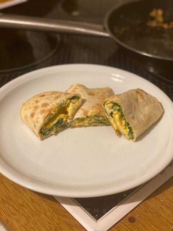 Συνταγή για μαγική ομελέτα Burrito με σπανάκι και λιωμένο τυρί