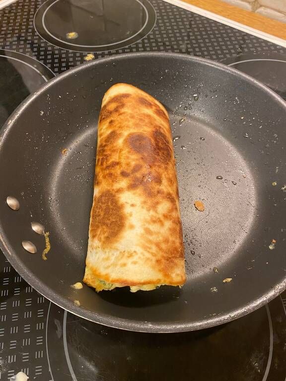 Συνταγή για μαγική ομελέτα Burrito με σπανάκι και λιωμένο τυρί