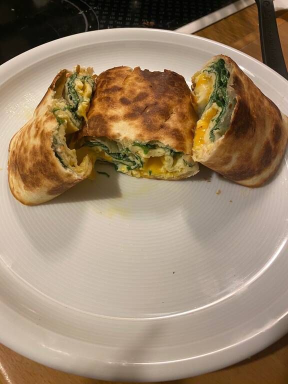 Συνταγή για μαγική ομελέτα Burrito με σπανάκι και λιωμένο τυρί