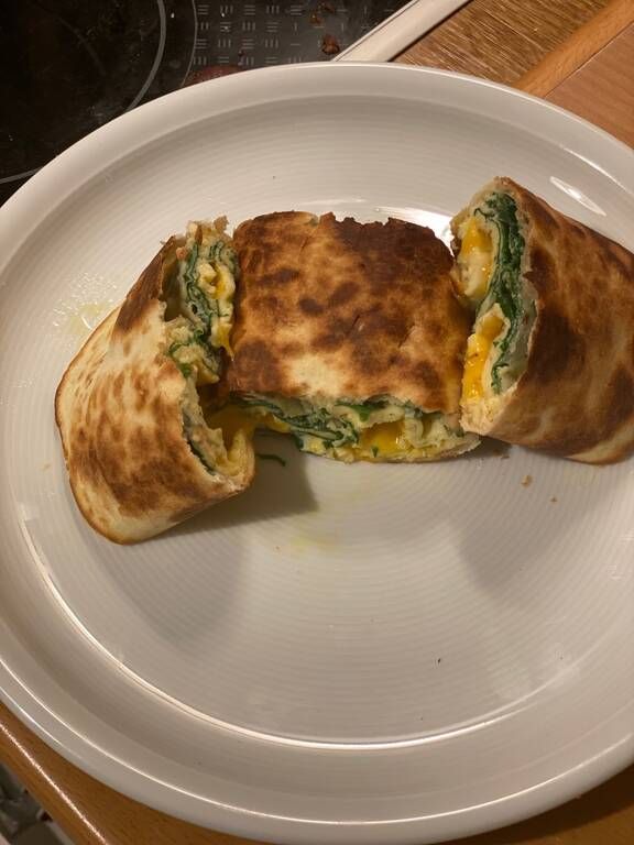 Συνταγή για μαγική ομελέτα Burrito με σπανάκι και λιωμένο τυρί