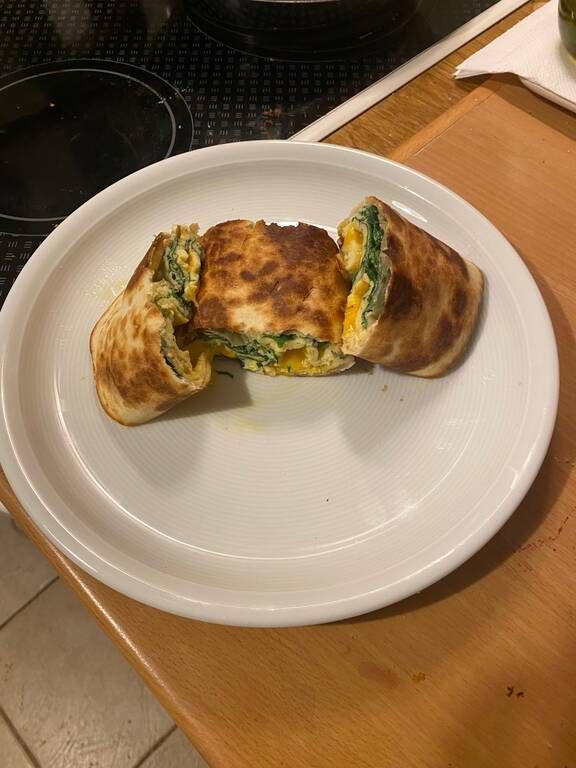 Συνταγή για μαγική ομελέτα Burrito με σπανάκι και λιωμένο τυρί