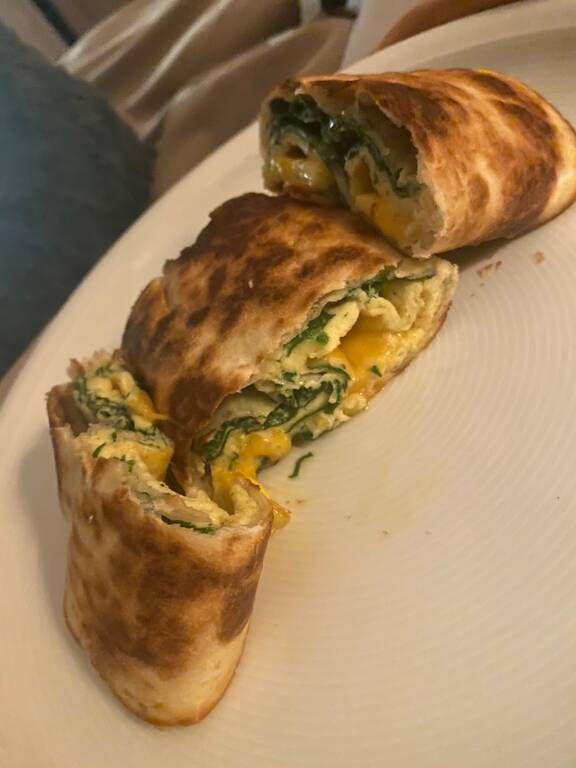 Συνταγή για μαγική ομελέτα Burrito με σπανάκι και λιωμένο τυρί