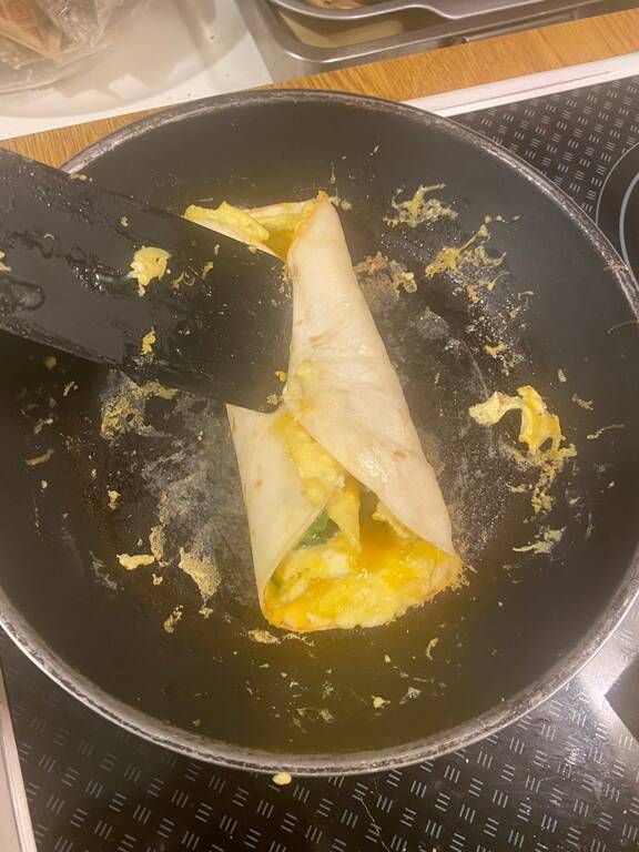 Συνταγή για μαγική ομελέτα Burrito με σπανάκι και λιωμένο τυρί