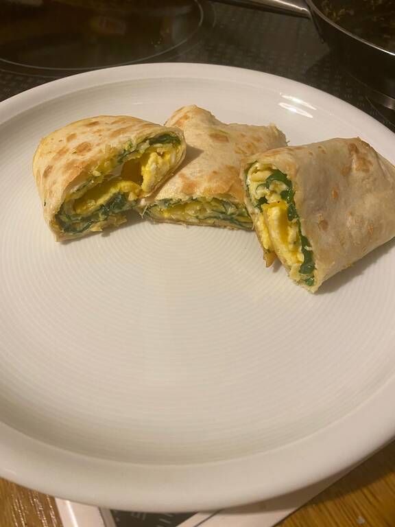 Συνταγή για μαγική ομελέτα Burrito με σπανάκι και λιωμένο τυρί