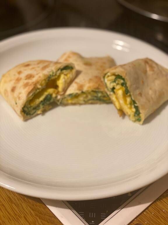 Συνταγή για μαγική ομελέτα Burrito με σπανάκι και λιωμένο τυρί