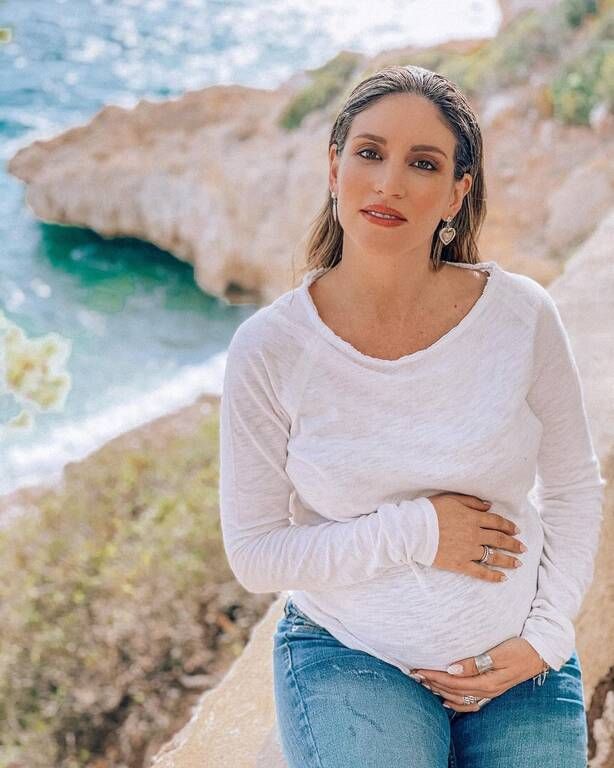 Από τότε που η Αθηνά Οικονομάκου ανακοίνωσε τη δεύτερη εγκυμοσύνη της, την έχουμε δει ουκ ολίγες φορές στο account της με φουσκωμένη κοιλίτσα.