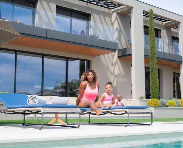 Ηλιοθεραπεία by the pool με την καλύτερη παρέα @serenawilliams