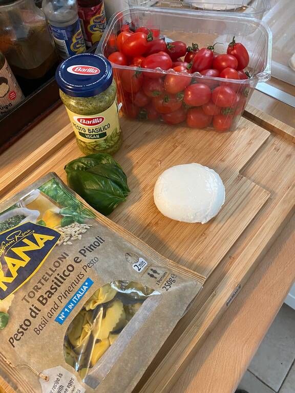 Συνταγή δροσερή με Tortellini mozzarella πέστο και ντοματίνια
