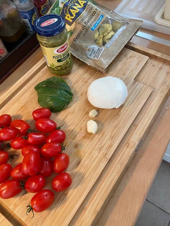 Συνταγή δροσερή με Tortellini mozzarella πέστο και ντοματίνια