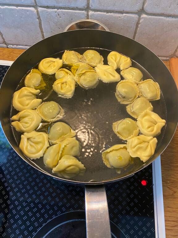 Συνταγή δροσερή με Tortellini mozzarella πέστο και ντοματίνια