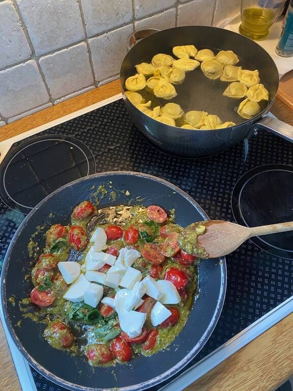Συνταγή δροσερή με Tortellini mozzarella πέστο και ντοματίνια
