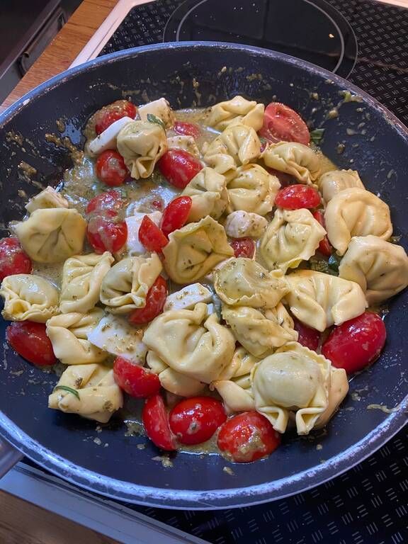 Συνταγή δροσερή με Tortellini mozzarella πέστο και ντοματίνια