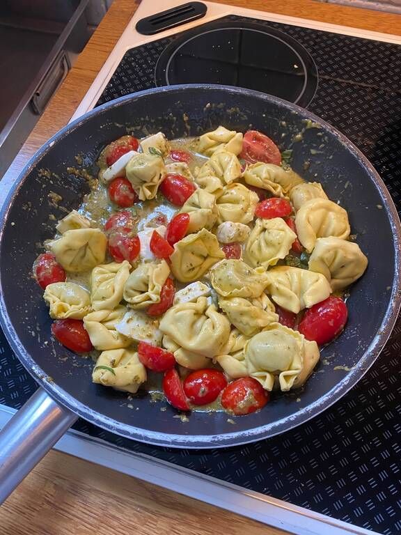 Συνταγή δροσερή με Tortellini mozzarella πέστο και ντοματίνια